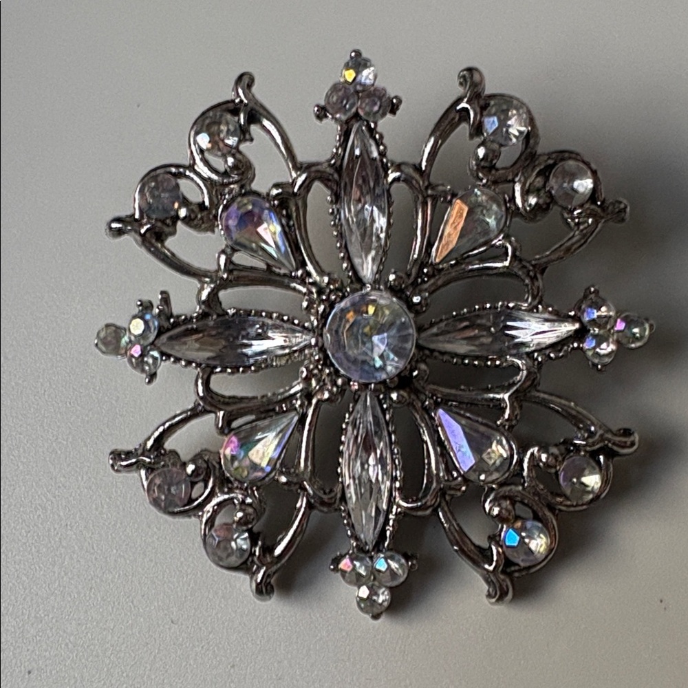 Snow flake pin brooch